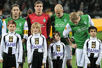 Sebastian Mielitz während der Startaufstellung bei seinem Profidebüt gegen Nacional Funchal.
