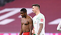 David Alaba und Marco Friedl unterhalten sich nach einem Spiel.