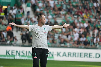 Ole Werner streckt die Arme aus.