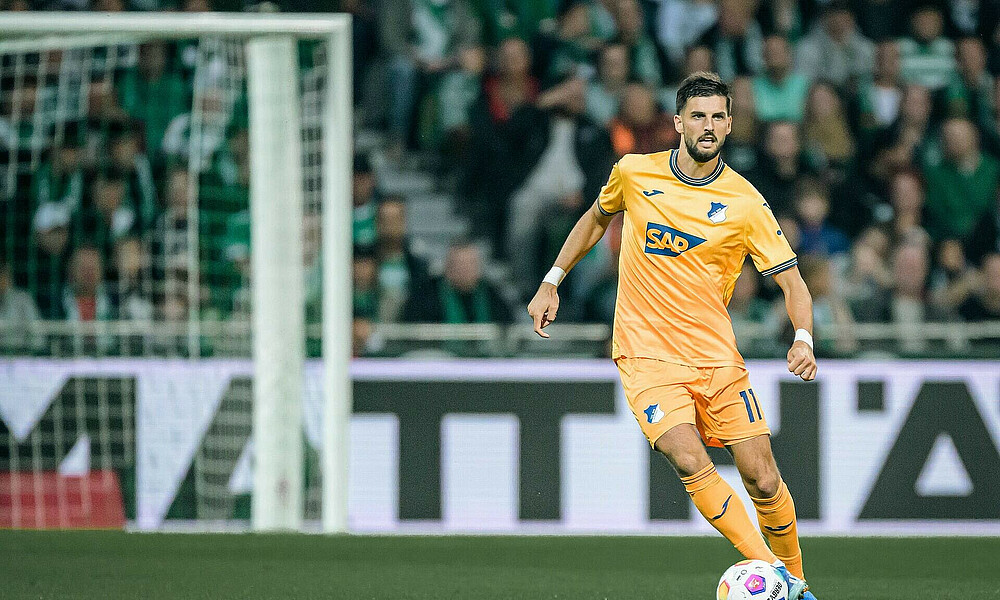 null Florian Grillitsch mit Ball am Fuß.