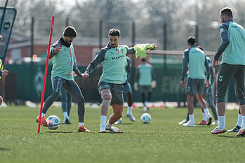 Marco Friedl im Zweikampf. 