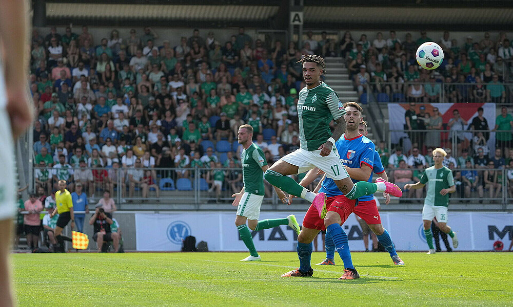 null Justin Njinmah im Kopfballduell