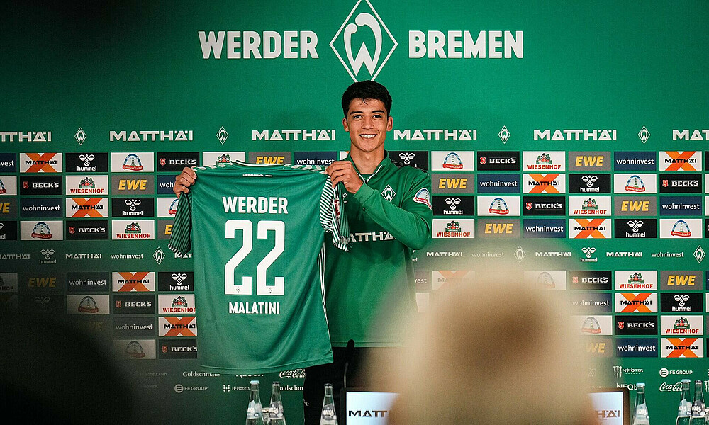 Julian Malatini bei seiner Vorstellung auf dem PK-Podium. 