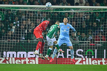 Schmid beim Kopfball. 