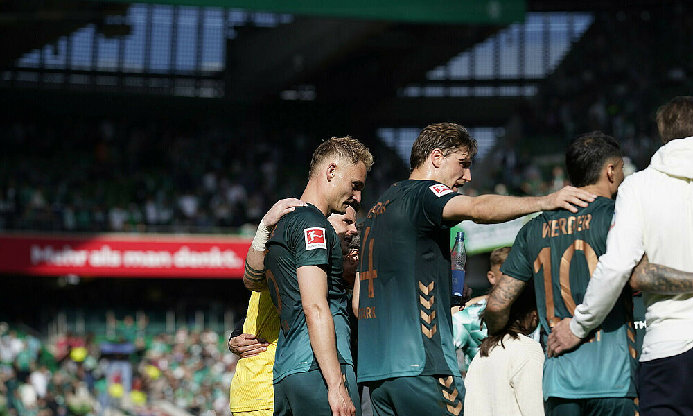 Amos Pieper mit der Mannschaft im Kreis. 