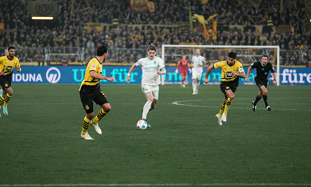 Jens Stage im Dribbling mit Ball am Fuß. 