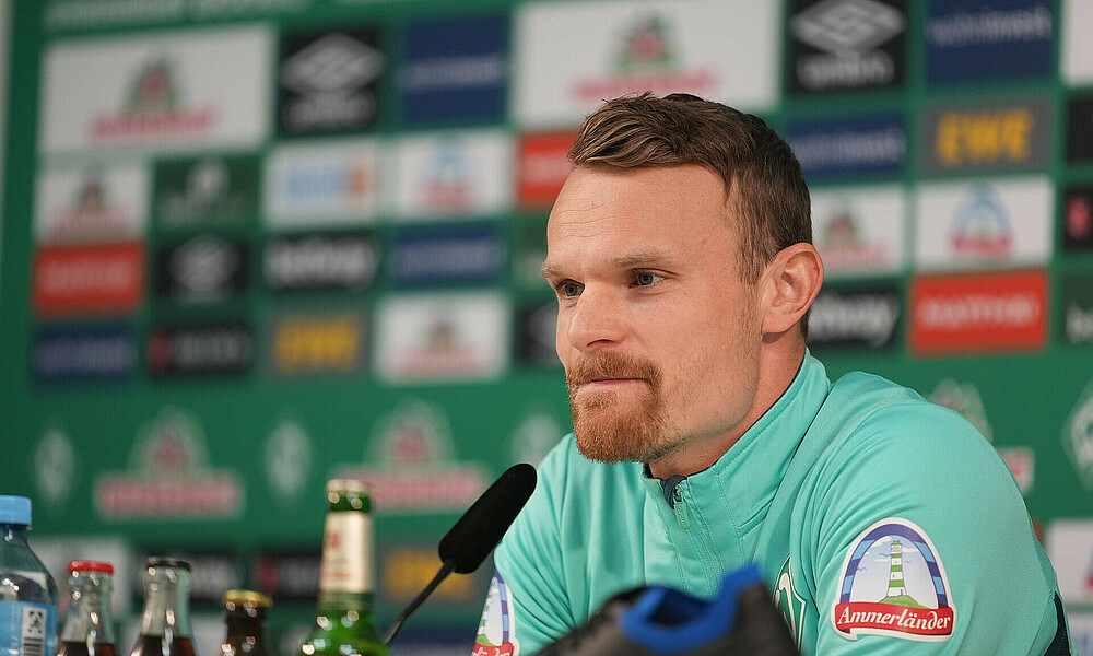 null Christian Groß spricht in ein Mikrofon