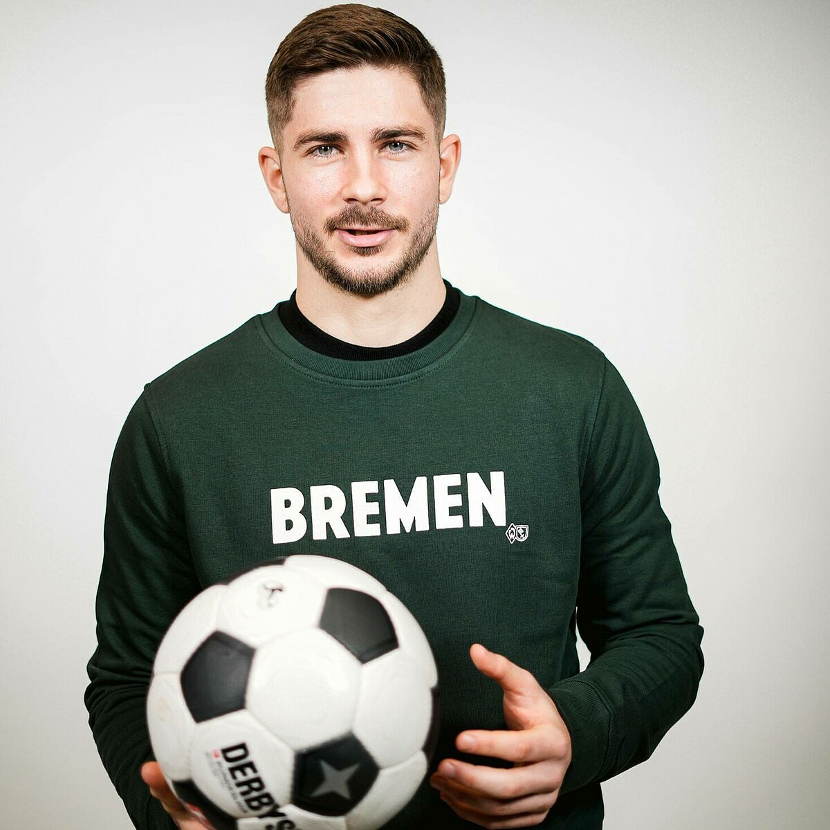 null Romano Schmid mit einem Ball in der Hand.