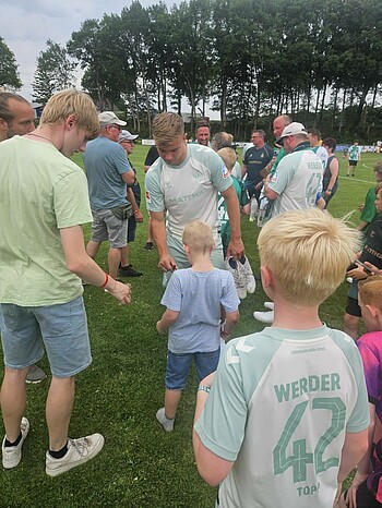 Keke Topp gibt bei den WERDER LEGENDEN Autogramme