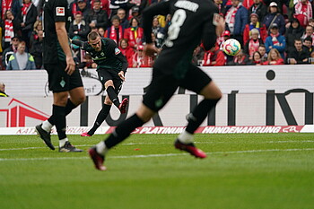 null Marvin Ducksch bei einer Flanke