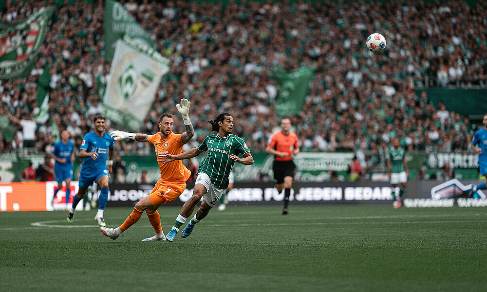 Isaac Schmidt legt den Ball per Kopf an Mark Flekken vorbei, der nur noch hinterher schauen kann. 