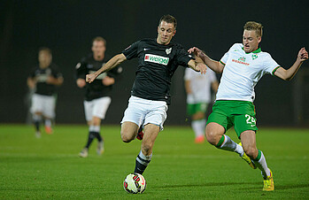 Patrick Mainka für Werders U23 im Kampf um den Ball gegen einen Spieler vom BV Cloppenburg