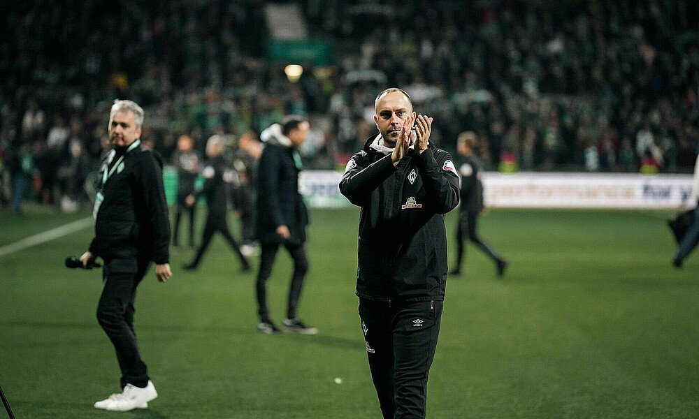 null Ole Werner klatscht nach dem Spiel gegen Gladbach in Richtung der Fans.