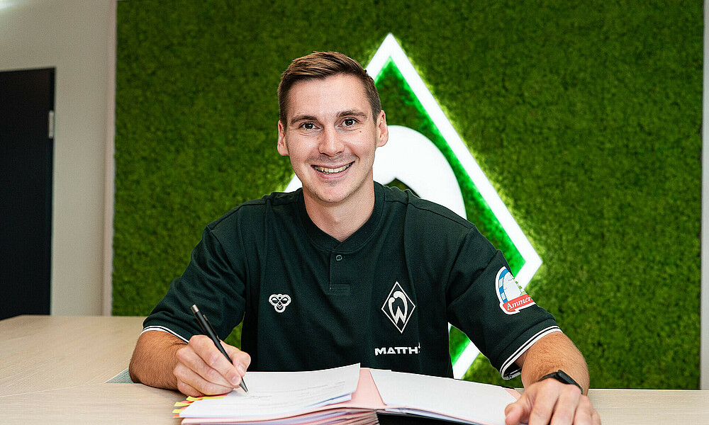 Maximilian Wöber bei der Vertragsunterschrift. 