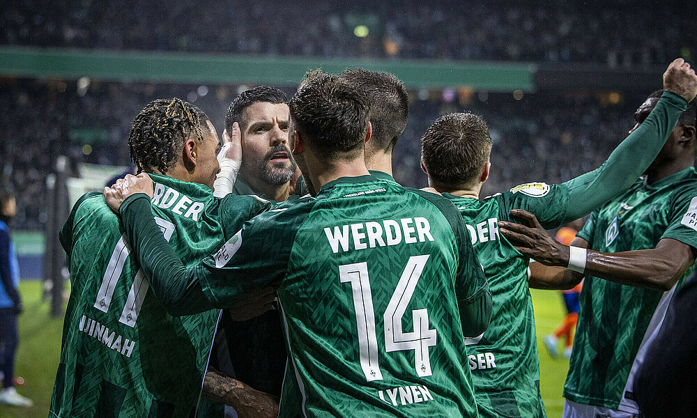 Anthony Jung wird von seinen Teamkollegen geherzt. 