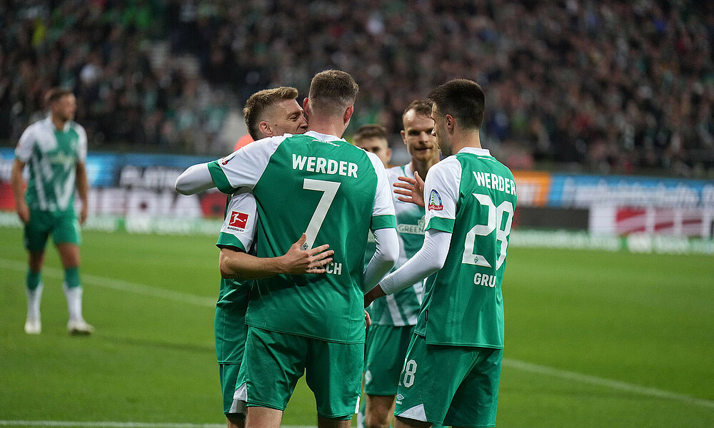 null Werders Spieler jubeln über ein Tor.