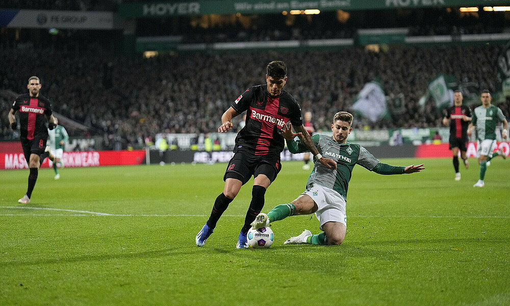 Romano Schmid im Zweikampf mit Hincapie.