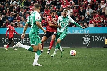 Marvin Ducksch und Kerem Demirbay kämpfen um den Ball.