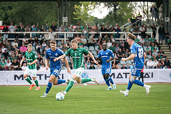 Weiser im Zweikampf mit einem Gegenspieler.