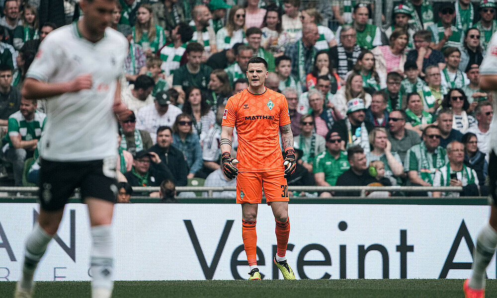 Michael Zetterer im orangenen Torwarttrikot. 