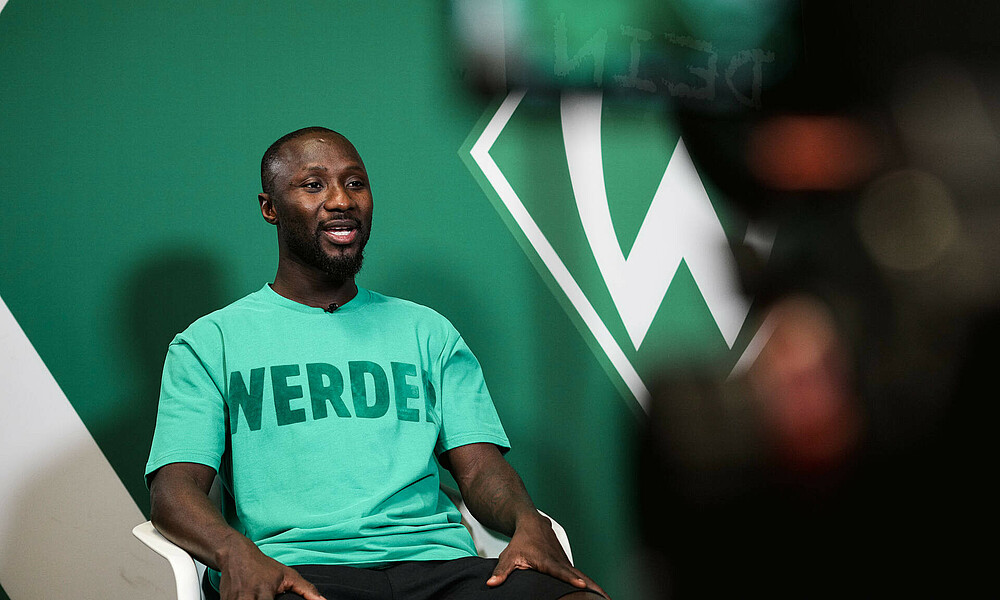 Naby Keïta in einem Werder T-Shirt vor der Kamera. 