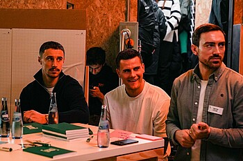 Zusehen sind Marco Friedl und Michael Zetterer die gespannt Victor Fitler(Senior Members und Partnerships Manager; COMMON GOAL) zu.  