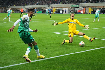 Eren Dinkci schießt aufs Tor, der Paderborner Torhüter hält.