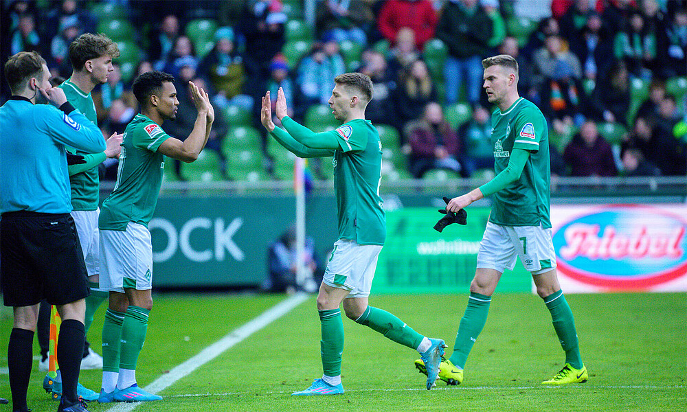 null Nick Woltemade und Felix Agu stehen außerhalb des Feldes, Mitchell Weiser und Marcin Ducksch verlassen das Feld.