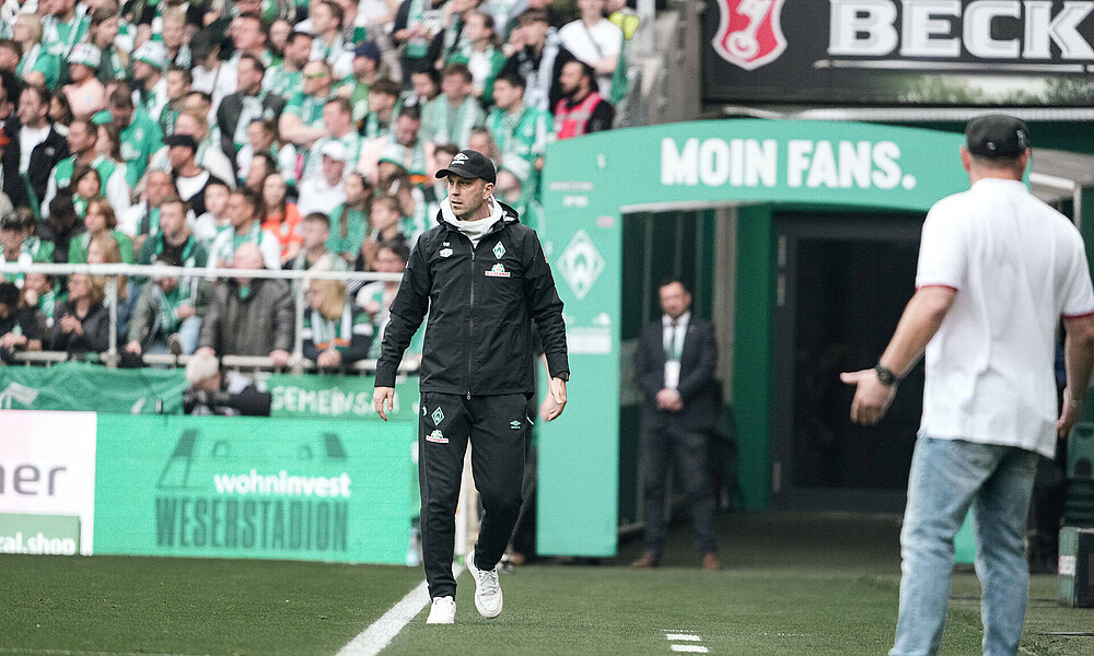 null Ole Werner auf dem Weg zu seiner Trainerbank.