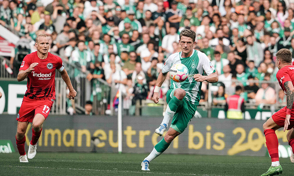 Jens Stage spielt einen Ball weg