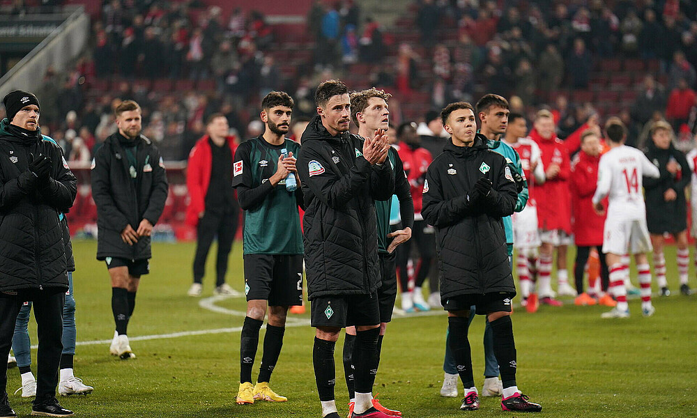 Die Mannschaft vor der Gästekurve. 