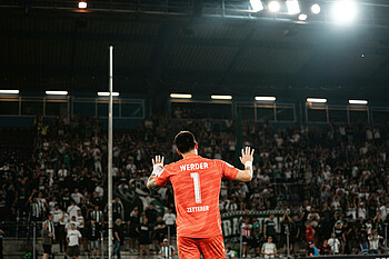 Zetterer winkt vor der Gästekurve.