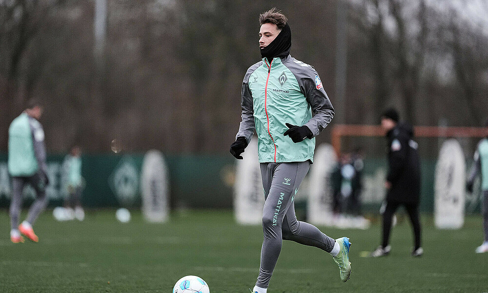 Deman mit Ball am Fuß. 