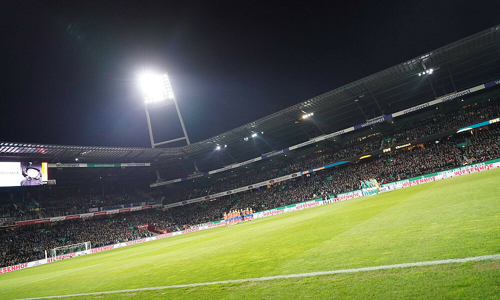 null Das Weserstadion unter Flutlicht.