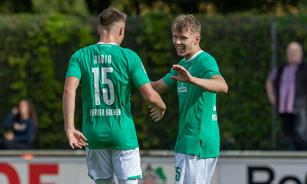 Luc Ihorst klatscht mit Henry Rorig ab. 