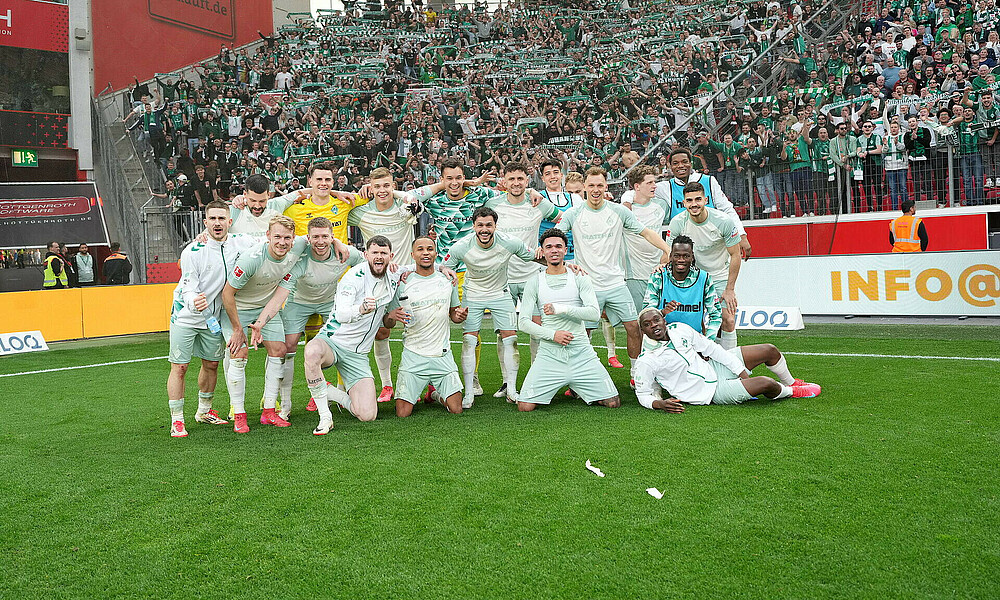 Mannschaftsfoto vor dem Leverkusener Gästeblock