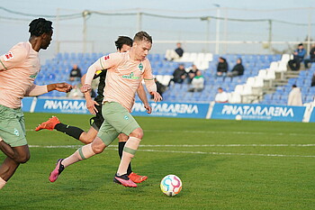 Niklas Schmidt dribbelt mit dem Ball am Fuß.