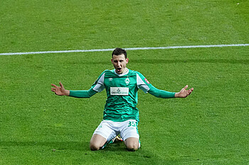 null Maximilian Eggestein rutscht auf den Knien nach seinem Tor im Werder-Trikot