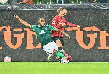 Manuel Mbom unterbindet mit seiner Grätsche einen Konter der Hannover.