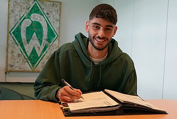 Werder-Spieler Eren Dinkci bei seiner Vertragsverlängerung.