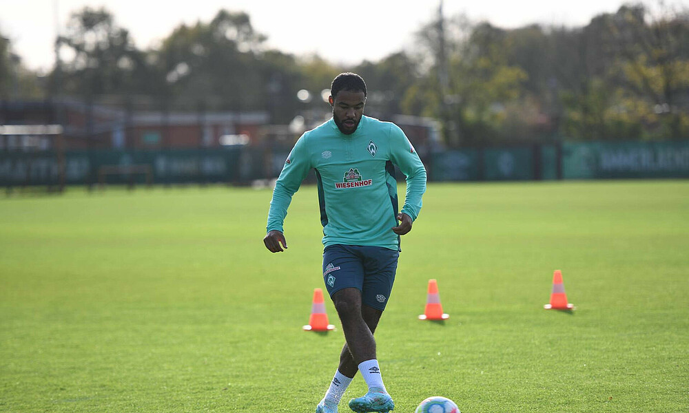 null Manuel Mbom spielt einen Pass.