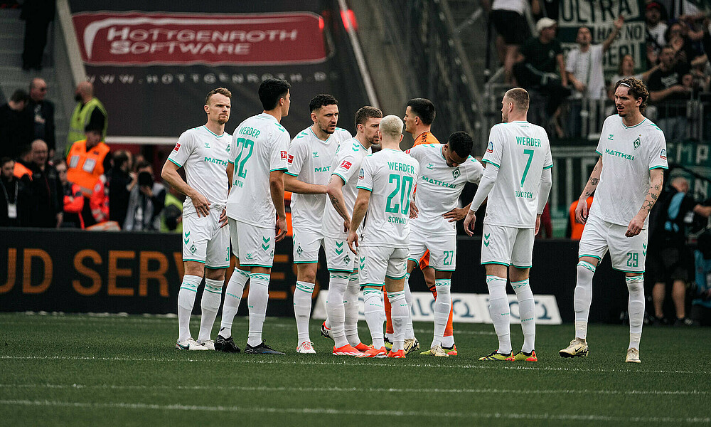 null Die Mannschaft steht vor dem Spiel in Leverkusen zusammen.