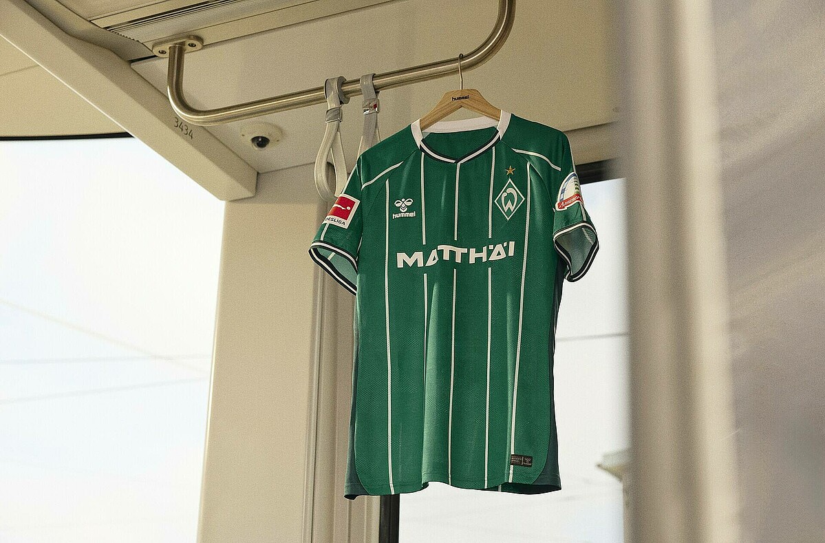 Das Trikot hängt in einer Straßenbahn. 