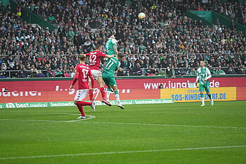 Werder-Spieler Oliver Burke im Luftzweikampf.