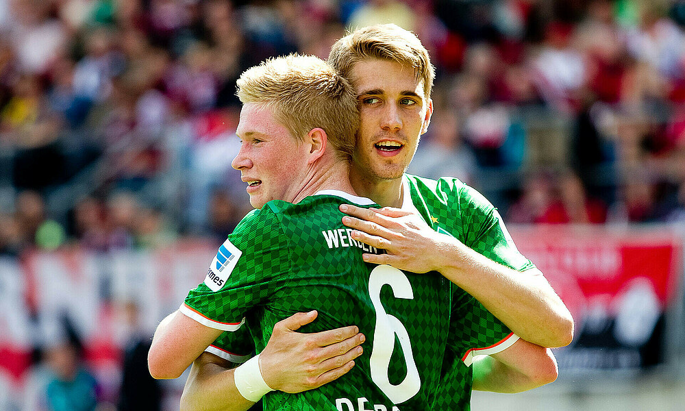 null Nils Petersen umarmt Kevin de Bruyne.