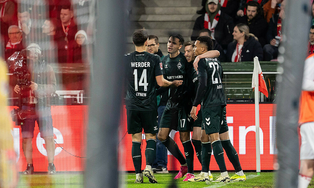 null Die Bremer jubeln gemeinsam in einer Traube.