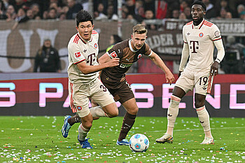 null Johannes Eggestein im Duell mit Bayerns Kim am Millerntor