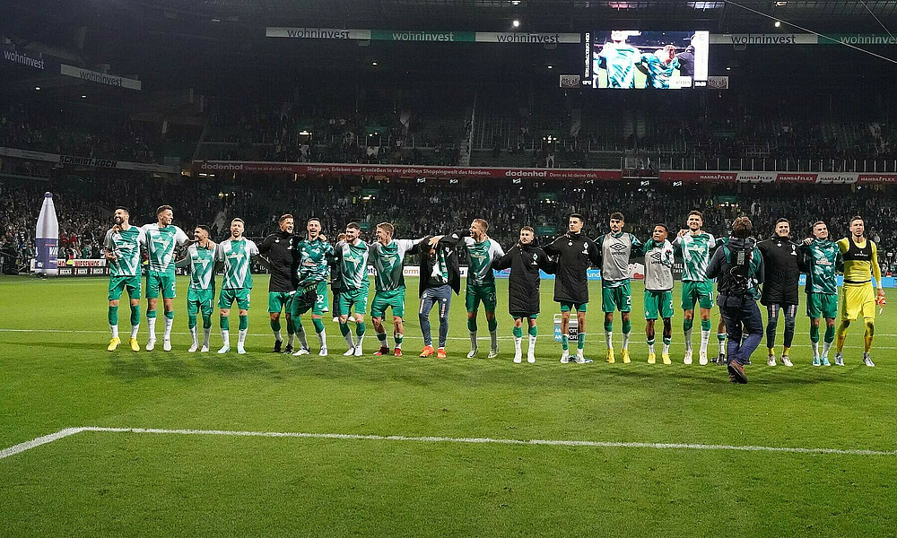 Die Mannschaft feiert vor der Ostkurve.