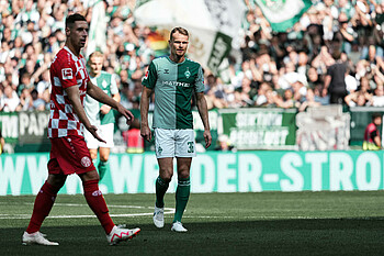 null Christian Groß im Trikot auf dem Platz.