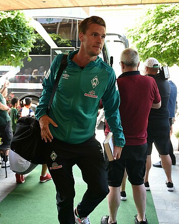 null Sebstian Langkamp mit einer Reisetasche.